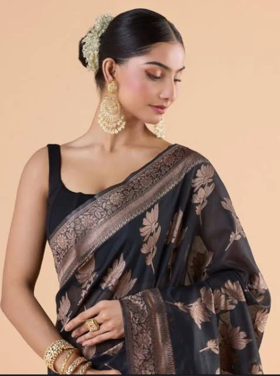 Evanescent Black Soft Silk Saree With Mellifluous Blouse Piece