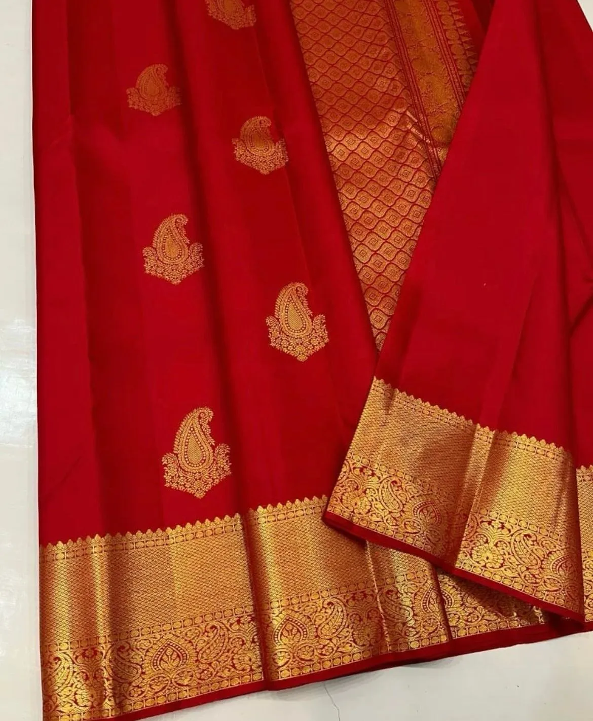 Ravishing Red Soft Silk Saree With Ornate Blouse Piece
