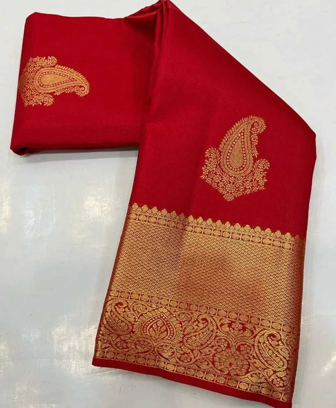 Ravishing Red Soft Silk Saree With Ornate Blouse Piece