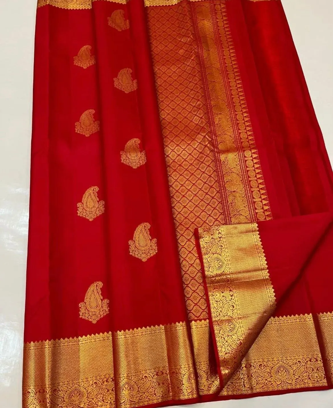 Ravishing Red Soft Silk Saree With Ornate Blouse Piece